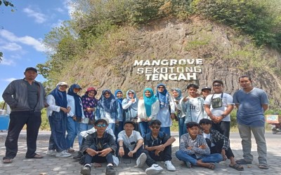 MTs. Nurul Qur'an Pagutan Mengadakan Perpisahan dengan Kunjungan ke Mangrove dan Pantai Elak-elak di Sekotong, Lombok Barat